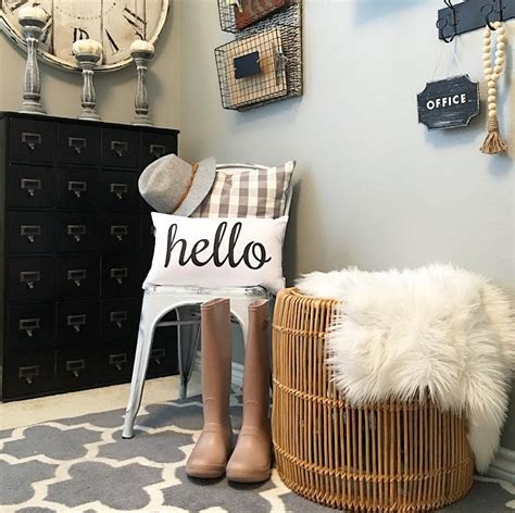 The pink arrows point to where silverpointe 7653 fits in among the other colors according to its value 8.27 rounded to 8.25 and chroma of 0.38 rounded to 0.50. Interior Paint Color Ideas - Home Bunch Interior Design Ideas