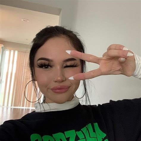 𝒉𝒂𝒕𝒆 𝒓𝒖𝒅𝒚 𝒑𝒂𝒏𝒌𝒐𝒘 ️ 1 F I F T E E N Wattpad Maggie Lindemann Black Hair Model Hair Icon