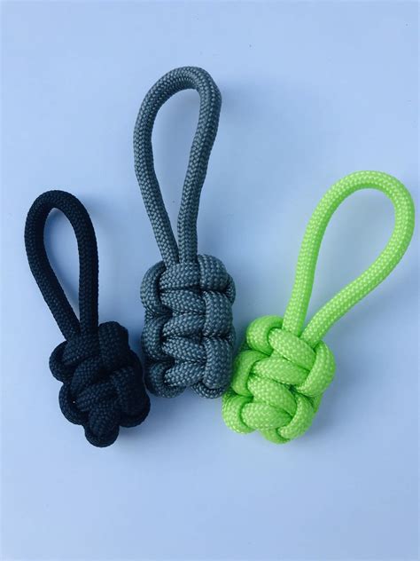 You will be knotting onto the two center cords running 5 inches down from the base of the carabiner. Paracord Zipper Pull in Cobra Knot; neon colors, military colors, unisex accessories, men's ...