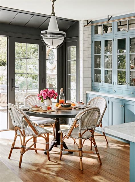 The french bistro dining room will provide your dining room with a touch of class, simplicity, and elegance all at once. Best Ways To Decorate Your Dining Room Like French Bistro ...