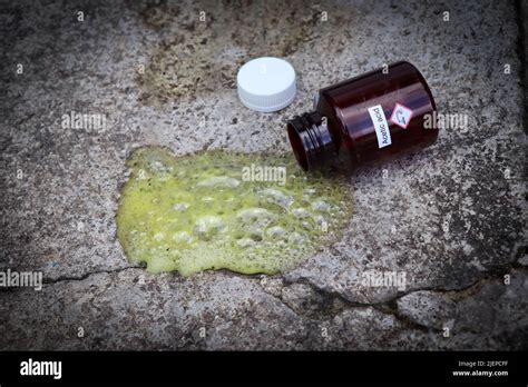 Acetic Acid Hi Res Stock Photography And Images Alamy