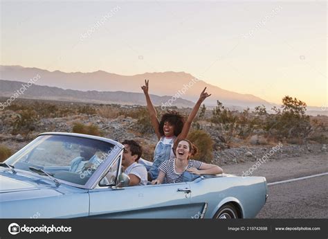 Group Friends Road Trip Driving Classic Convertible Car — Stock Photo