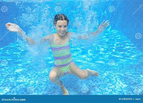 Mädchen Springt Und Schwimmt Im Unterwasser Pool Glückliches Aktives Kind Hat Spaß Unter Wasser