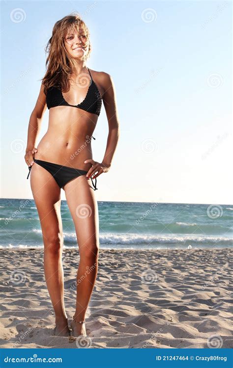 Junge Frau Im Schwarzen Bikini Auf Himmelhintergrund Stockfoto Bild Von Freundlich Glücklich