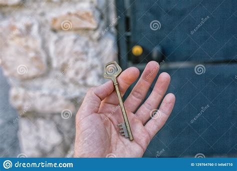 La Llave De Cobre Amarillo De La Puerta Del Viejo Vintage Adentro Sirve