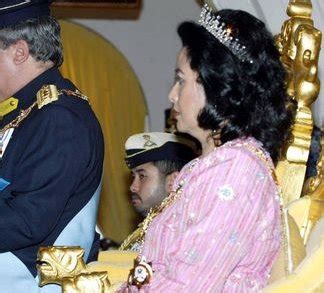 Despite that, many were shocked as they weren't even aware that sultan muhammad v was previously married to tengku zubaidah binti tengku norudin (née kangsadal pipitpakdee). Barang kemas Istana Melayu I | Harga Emas 2017 Malaysia ...
