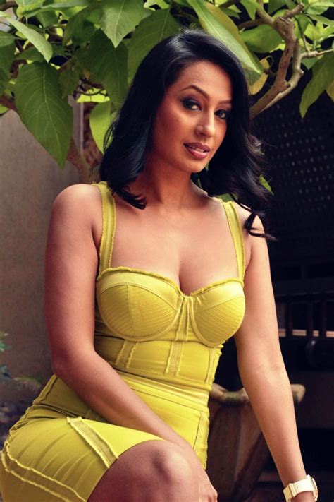 Kashmira Shah 40 Hot Stills