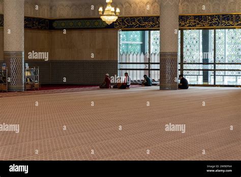 Kuala Lumpur, Malaysia - December 27, 2023: Männer beim gebet in der