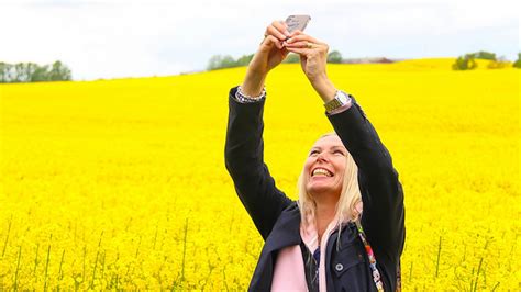 7 signs that your selfie habit is out of control because you know you thought about buying that