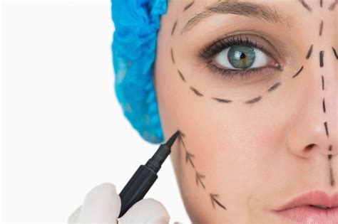Premium Photo Plastic Surgeon Marking Face