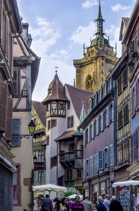 Rue des marchands, la Maison Pfister et la Collégiale ...
