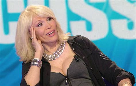 La sua carriera ha avuto inizio negli anni '60, quando ha cominciato a lavorare come modella, distinguendosi rispetto alle colleghe per i suoi tratti androgini. Amanda Lear si racconta, tra Donald Trump, Salvador Dalì e ...