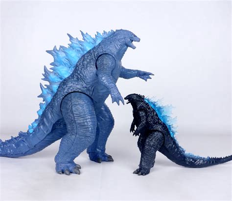Firstly, there's a detachable chunk of flesh around the ape's right bicep area. REVIEW: Playmates Toys Godzilla vs. Kong | Figures.com