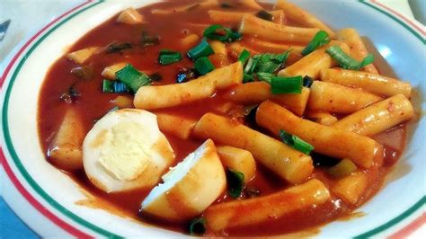 Tteokbokki is a spicy and chewy rice cake treat that's especially awesome during the cold weather. Korean Rice Cake (tteokbokki) | Erasmus recipes