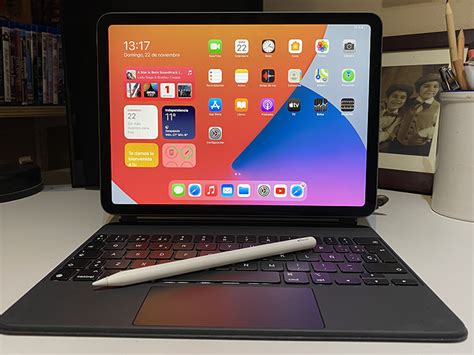 Review Apple Ipad Air 4 Con Apple Pencil Y Smartkeyboard Acercándolo