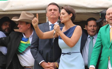 Michelle Bolsonaro testa popularidade e independência em evento do PL