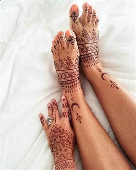Tatouage Henné Rouge Sur Les Pieds Et La Main Henna Tattoo Hand Henna