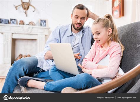Padre E Hija Usando Laptop Fotografía De Stock © Tarasmalyarevich