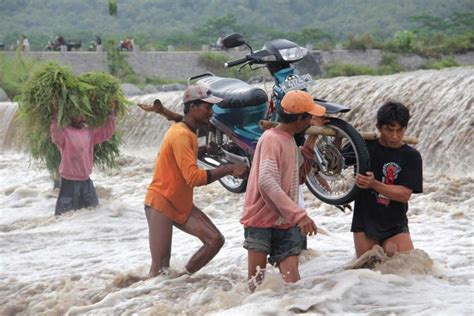 10 Dead 3 Missing In Indonesian Floods Landslides Official Asia News Asiaone