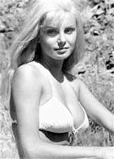 Imogen Hassall Nuda Anni In When Dinosaurs Ruled The Earth