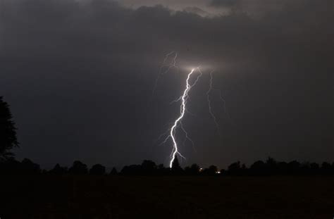 Tagsüber klettern die temperaturen bis auf 25 °c und fallen in der nacht zum montag wieder auf 20 grad ab. Unwetter richteten in der Region Stuttgart Schäden an. - Stuttgarter Zeitung