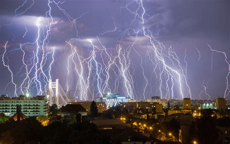 Stunning photograph shows entire lightning storm in a single image - Caters News Agency