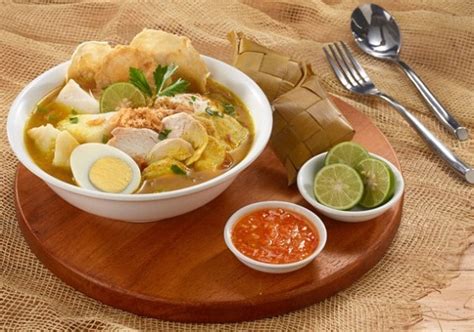 Rasa gurih dari bumbu rempah ini semakin memberikan rasa hangat di tenggorokan. Soto Ayam Lamongan | Nikmat Catering