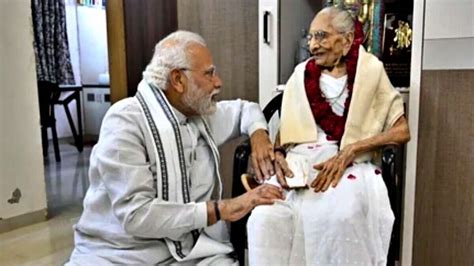 செஞ்சுரி அடித்த அம்மாவிடம் ஆசி பெற்ற மோடி Pm Modi Meets Her Mother Heeraben Modi On Her 100th