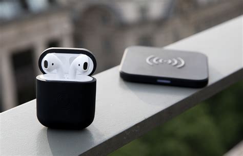 With a quick look, you won't be able to see any visual differences between the two base models of airpods. PowerPod è un nuovo case con ricarica wireless per le AirPods