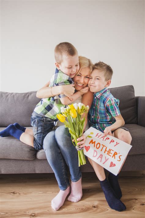 Mujer Feliz Riendo Con Sus Hijos Y Celebrando El Día De La