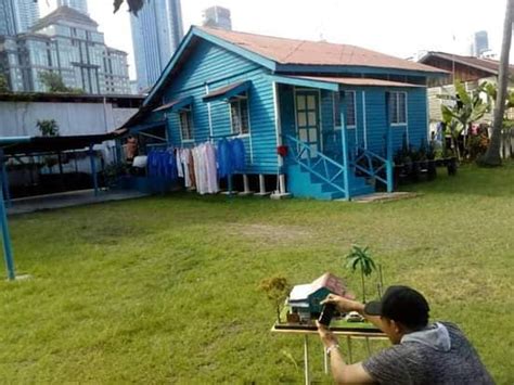 Kumpulan gubuk yang tampak dari sini adalah ~ nelayan; Pemuda Hasilkan 'Kembar' Miniature Rumah Biru Kampung Baru ...