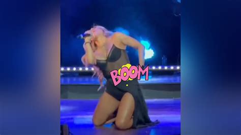 Video La Cantante Adriana Bottina Sufri Accidente Con Su Vestido Durante Presentaci N De