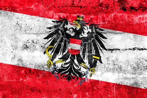 Der hochwertige siebdruck sorgt für hohe farbbrillanz der fahne bei jedem wind und wetter. Österreich-Flagge auf Grunge-Wand gemalt - Stockfotografie ...