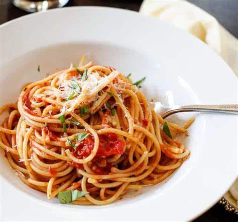 Spaghetti With Fresh Tomato Basil Sauce All Clad Saut Pan Giveaway Kitchen Confidante