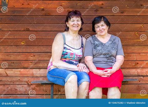 De Mooie Rijpe Vrouwen Rusten Op Een Bank Stock Foto Image Of