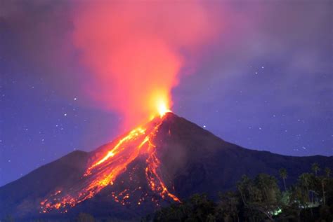 Gunung Karangetang Muntahkan Juta Meter Kubik Magma Republika Online