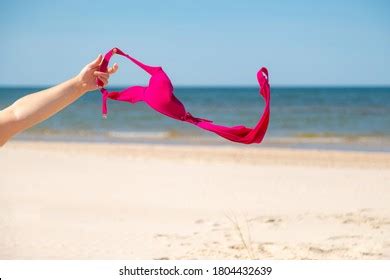 Bikini Bras Bilder Stockfotos Und Vektorgrafiken Shutterstock