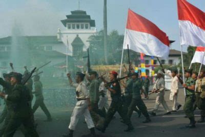 Secara serentak, sekitar 200.000 penduduk bandung membakar rumah mereka dan. 3 Dampak Bandung Lautan Api Bagi Indonesia - Sejarah Lengkap