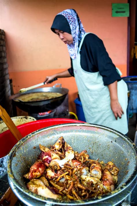 Ikan tongkol sambal merah terkenal di negeri pantai timur. KEDAI MAKAN BEST DI KELANTAN: Kak Lah #Ikan Merah #Masak # ...