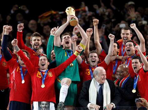 Descubre aquí las nuevas camisetas de españa y toda la colección de entrenamiento y de paseo oficiales. La selección española de fútbol se lleva el Premio ...