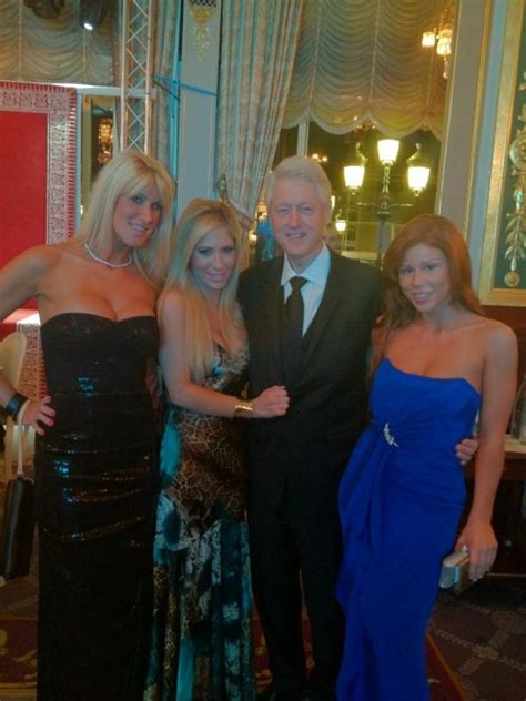 Ego Bill Clinton Posa Para Foto Ao Lado De Atrizes Porn Not Cias