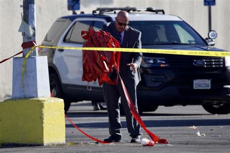 La Police Shoot Kill Reportedly Armed Man At Canoga Park Shopping Center