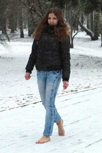 Pin By Miroslav Mihajlovic On Bare Feet In Snow Barefoot Girls Girl