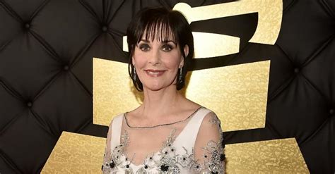 Longe Dos Holofotes Cantora Enya Faz Rara Aparição No Grammy 2017