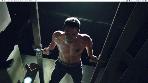 Arrow Star Stephen Amell Feeling The Burn In Shirtless Workout Stephen Amell