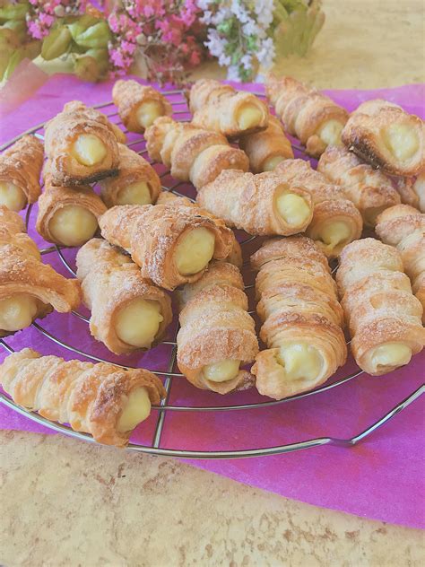 If you can't get hold of cannoncini tubes you can use small ice cream cones covered with baking paper or you could make your own. CANNONCINI CON FINTA SFOGLIA | Idee alimentari, Sfoglia ...