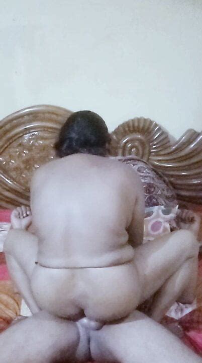 Индийская зрелая мама Rekhakumari трахается со своим пасынком часть 1