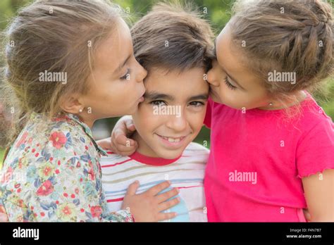 Zwei Kleine Mädchen Ein Junge Küssen Stockfotografie Alamy