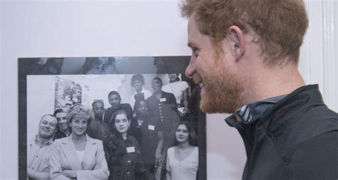 'the statue aims to reflect the warmth, elegance and energy of diana, princess of wales, in addition to as her sons princes william and harry unveil a statue in her honour today, diana's biographer tina brown reflects on her legacy, and imagines what. Une statue à Kensington Palace en mémoire de la princesse ...