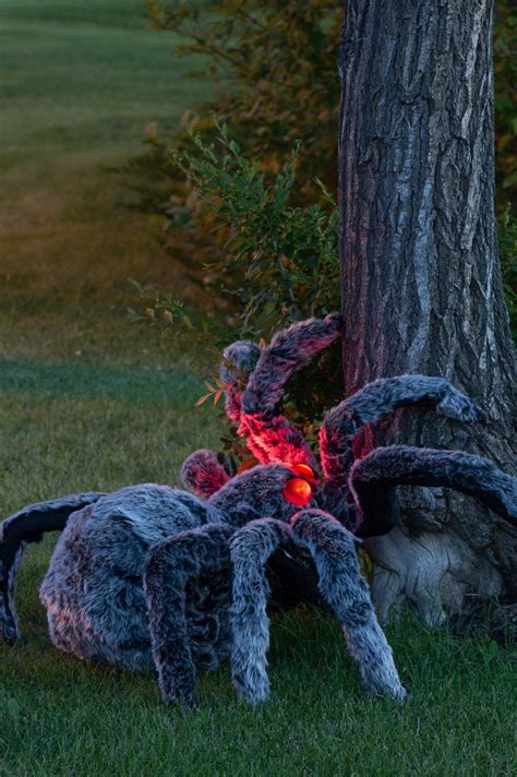 Diy Giant Halloween Spider Decoration To Scare Your Neighbours
